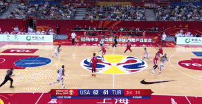 沃克追身超远压哨三分.gif