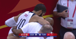 塔图姆拼到受伤下场.gif