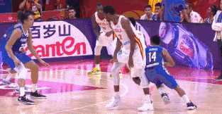 多明戈斯不慎扭伤！.gif