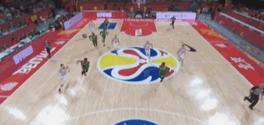 波尼卡快下接球扣篮！.gif