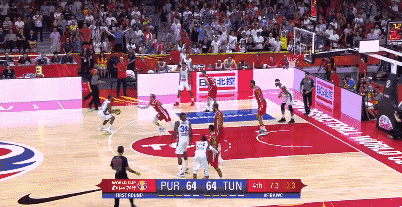 布朗尼后撤步三分反超比分.gif