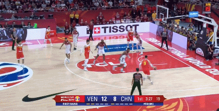 翟晓川上篮如入无人之境.gif