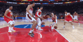 郭艾伦拼出争球 (1).gif