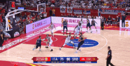 约基奇与哈克特冲突.gif