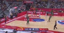 恩迪亚耶和摩尔根争抢篮板发生摩擦.gif