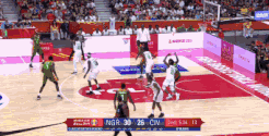 庞巴超远三分 连得5分追到1分差.gif