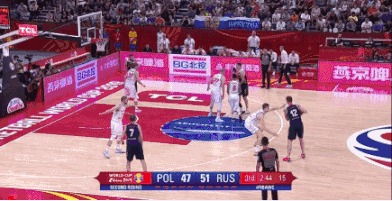 库拉金三分飚中的同时 队友安东诺夫被推倒，3+1 1.gif