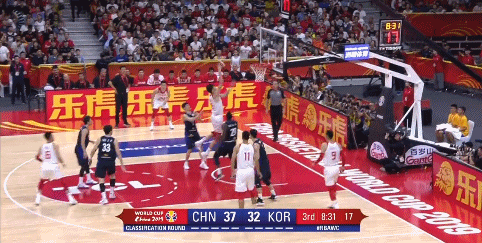 周琦连得4分.gif