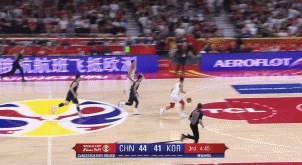易建联双手暴扣.gif