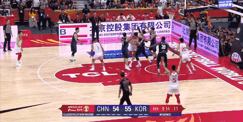 周琦强打勾手打进.gif