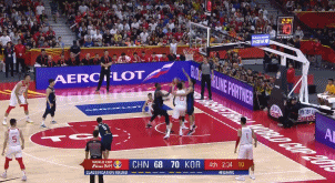 周琦篮下以一敌三反篮.gif