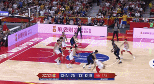 赵继伟关键抢断 反击上篮得手.gif