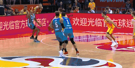 蒙特罗压哨三分.gif