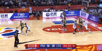 卡尔内提斯妙传 瓦兰丘纳斯再送暴扣.gif