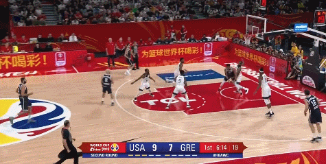 字母哥挤开米德尔顿单臂暴扣.gif