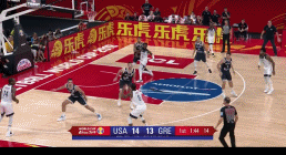 巴恩斯助攻沃克命中三分.gif