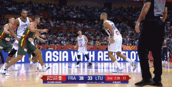 富尼耶直杀禁区轻松扣篮.gif