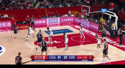 字母哥急停晃开特纳中投得手.gif
