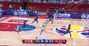 施罗德连续的虚晃 突破秒传篮下队友得分.gif