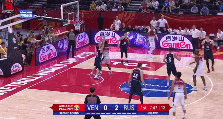 科梅纳雷斯篮下强打.gif
