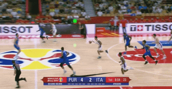 胡尔塔斯反击欧洲步换手上篮.gif