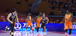 福法纳反身上篮打三分.gif