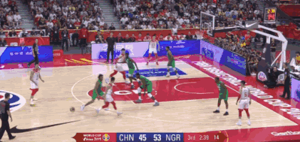 阿联再中弧顶三分 (1).gif