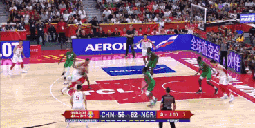 易建联暴扣点燃全场 (1).gif