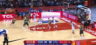 布特克维修斯直接突破篮下单臂劈扣.gif