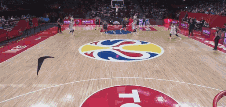 字母哥断球一条龙暴扣1.gif