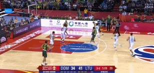 莱卡维丘斯底角命中三分打破得分荒.gif