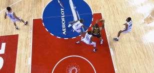 瓦兰丘纳斯助攻布特克维修斯上篮打三分.gif