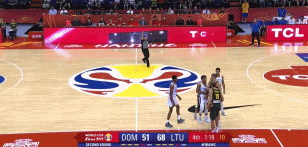 打出火气 立陶宛和多米尼加集体混战.gif