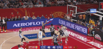 卡拉西斯超级长传助攻字母哥哥1.gif