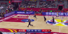 阿伯克龙比飞身钉板大帽.gif