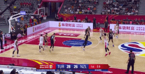 奥斯曼超远压哨三分.gif