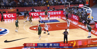 米尔斯不看人传球晃倒英格尔斯.gif