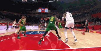 斯玛特飞身胯下救球.gif