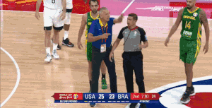 巴西主教练彼得洛维奇突然暴怒连续吃T被驱逐1.gif