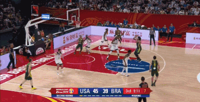 瓦莱乔假投真突上篮打进 (1).gif