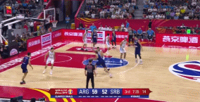 别利察突破上篮2+1.gif