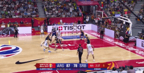 斯科拉飞身上篮！坎帕佐穿裆妙传.gif