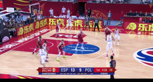 费尔南德斯借小加掩护三分射进.gif