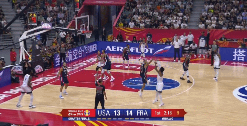 斯玛特自信远投三分反超比分.gif