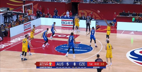 米尔斯三分再中.gif