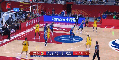 米尔斯第三记三分.gif