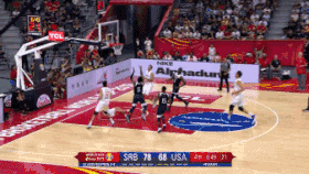 马扬诺维奇直接把米切尔抱在了怀里 (1).gif