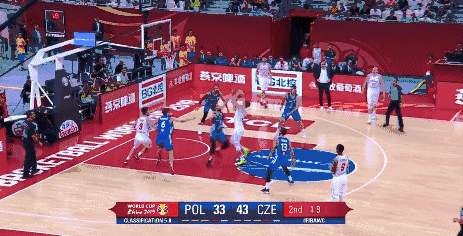瓦辛斯基压哨打板命中.gif