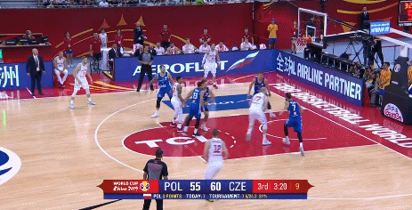 库利格吃饼上篮再中 (3).gif