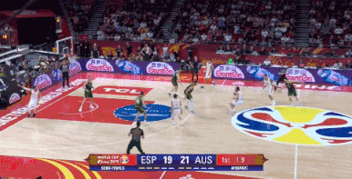 卢尔超远压哨三分 (1).gif
